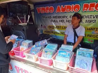 Penjual Kaset VCD-DVD di Pati Masih Bertahan di Era Kemajuan Digital