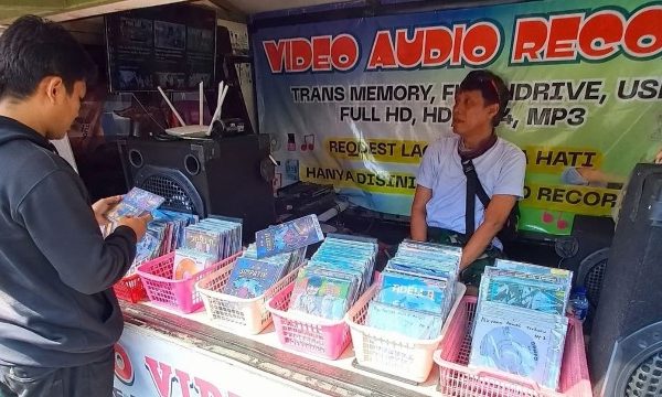 Penjual Kaset VCD-DVD di Pati Masih Bertahan di Era Kemajuan Digital