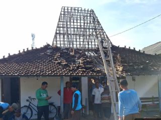 Petir Menyambar Rumah di Desa Penanggungan Gabus, Mbah Sumirah Merana