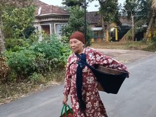 Recehan Bubur Keliling Antarkan Pasangan Lansia Jepara Naik Haji