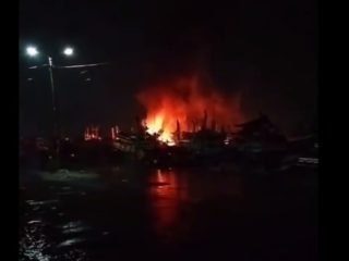 Diduga Korsleting Listrik, Sebuah Kapal di Pelabuhan Tasikagung Rembang Terbakar