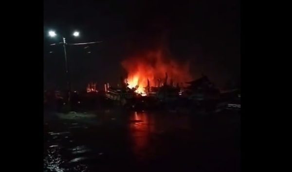 Diduga Korsleting Listrik, Sebuah Kapal di Pelabuhan Tasikagung Rembang Terbakar