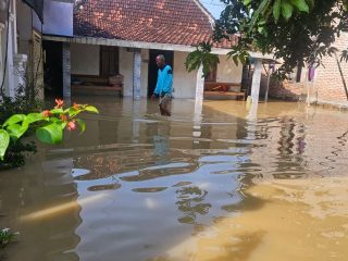 Tanggul di Batangan Jebol, Ketitangwetan dan Raci Terendam Banjir Setengah Meter