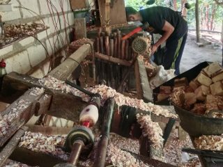 Bubut Manual Menolak Punah, Hitungan Menit Daryono Sulap Balok Kayu Jadi Rupiah
