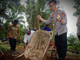 Polres Trenggalek Bersama Warga Gotong Royong Bangun Jembatan Merah Putih