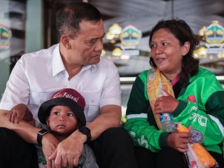 Kisah Haru Ratna, Ibu 3 Anak Terpaksa Narik Ojol Sambil Momong