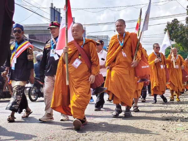 Masyarakat Jepara Lepas Thudong Bhikkhu Menuju Candi Sewu