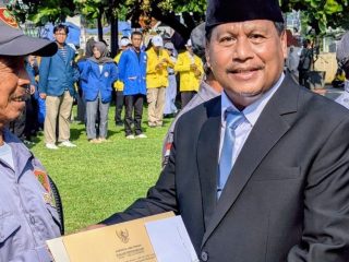 Puluhan Tahun Mengabdi, Tiga Anggota Satlinmas Rembang Terima Penghargaan Gubernur