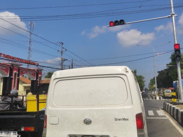 Pertigaan Margorejo Dipasang Rambu Lalin, Pengguna Jalan Jauh Lebih Aman