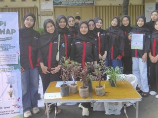 Peduli Lingkungan, Komunitas Mahasiswa Pati Buka Lapak Tukar Botol Jadi Tanaman