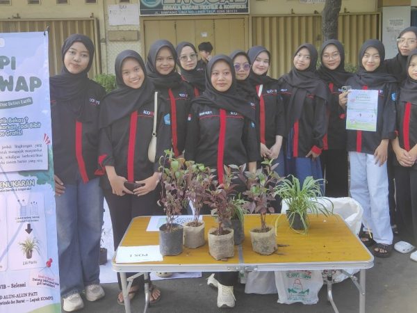 Peduli Lingkungan, Komunitas Mahasiswa Pati Buka Lapak Tukar Botol Jadi Tanaman