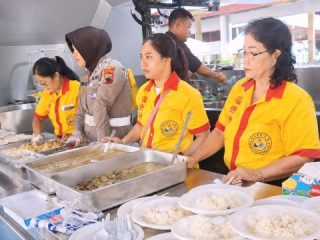 Klenteng Hok Tik Bio Bersama Polresta Pati Gelar Lapak Makan Gratis, Diserbu Ribuan Warga