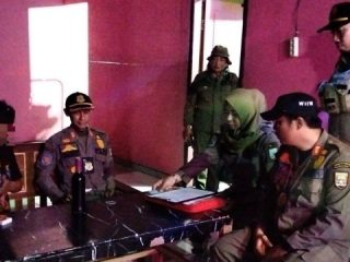 Razia Kafe dan Karaoke, Satpol PP Rembang Sita Puluhan Botol Minuman Beralkohol Ilegal