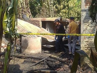 Minta Uang Tidak Dituruti, Pria Sukolilo Bakar Rumah Orang Tuanya