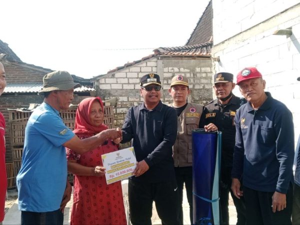 Bupati Rembang Salurkan Bantuan untuk Korban Musibah Kebakaran di Meteseh