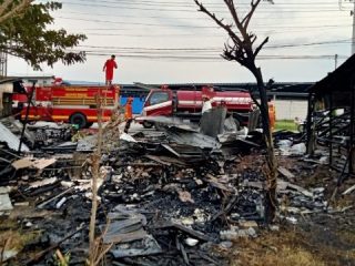 Diduga Korsleting Listrik, Tiga Warung di Depan PT PWI Rembang Ludes Terbakar