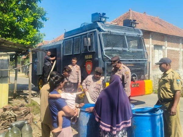 Kekeringan Melanda Kedungmalang, Ratusan Warga Antre Pasokan Air Bersih