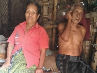 Pasutri Lansia Rembang Hidup dengan Kemiskinan Ekstrem, Tidur di Bekas Kandang Sapi