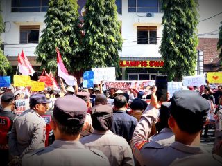 Pastikan Unjuk Rasa di DPRD Aman, Ratusan Personel Polres Trenggalek Diterjunkan 