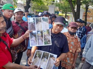Warga Tompegunung Datangi Chandra, Minta Jalan Rusak Diperbaiki