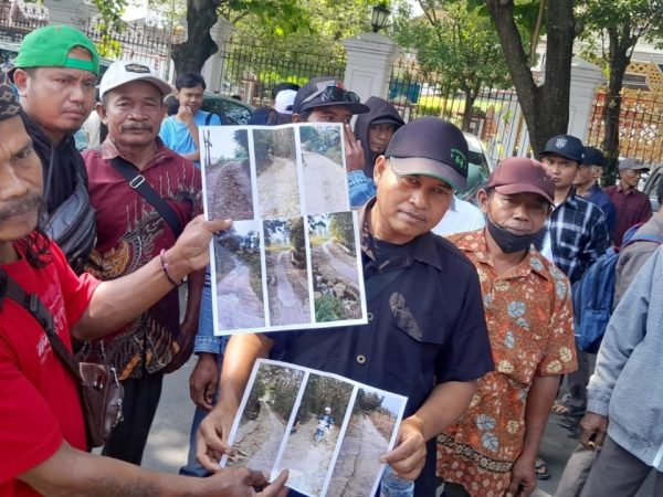Warga Tompegunung Datangi Chandra, Minta Jalan Rusak Diperbaiki