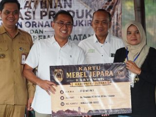 Ratusan Pekerja Sudah Terima Kartu Mebel Jepara, Ini Manfaatnya