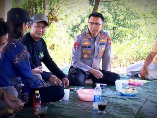 Dorong Pertumbuhan Ekonomi, Kapolres Trenggalek Ajak Ngobar Petani Kopi Semungklung