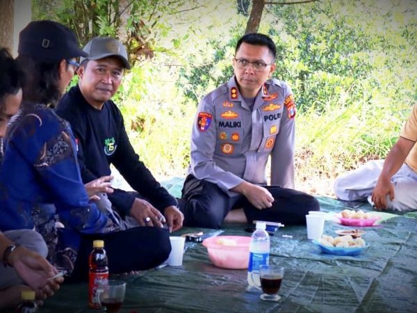 Dorong Pertumbuhan Ekonomi, Kapolres Trenggalek Ajak Ngobar Petani Kopi Semungklung
