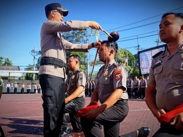 Pimpin Upacara Korp Raport Kenaikan Pangkat Anggota, Kapolres Trenggalek Berikan Pesan