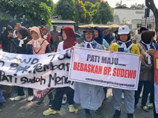 Ribuan Warga Pati Kawal Langsung Sidang Perdana Kasus Dugaan Korupsi Sudewo