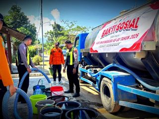 Memasuki Musim Kemarau, Satlantas Trenggalek Mulai Salurkan Bantuan Air Bersih