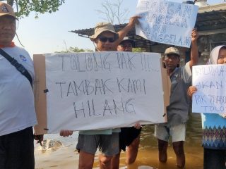 Warga Tunggulsari Gelar Demo di Genangan Banjir Rob