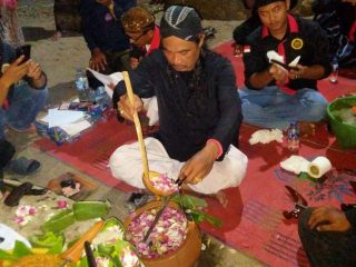 Tosan Aji Kanigoro Pati Gelar Ritual Sidikoro di Sumber Ndodo Jimbaran