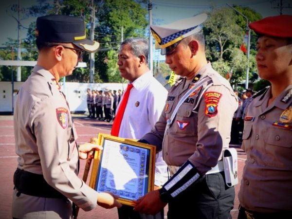 Ukir Prestasi, Belasan Personel Polres Trenggalek Diganjar Penghargaan