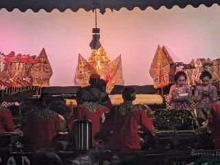 Wayang Kulit Ki Syarif Gindo Carito Bius Warga di Puncak Sedekah Bumi Kelurahan Panggang