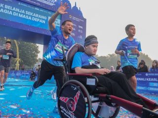 Sambil Dorong Kursi Roda Sang Anak, Ahmad Luthfi Ramaikan Rupiah Borobudur Playon 2026