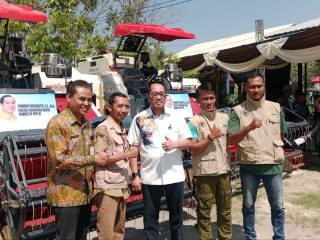 Pemkab Rembang Serahkan Bantuan Alsintan dan Rencanakan Bangun Pabrik Gula Baru