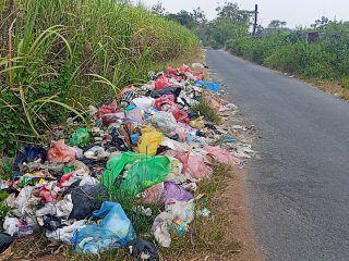 Sampah Meluber ke Jalan Poros Mondoteko-Turus, Pengguna Jalan Keluhkan Bau Menyengat