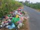 Sampah Meluber ke Jalan Poros Mondoteko-Turus, Pengguna Jalan Keluhkan Bau Menyengat