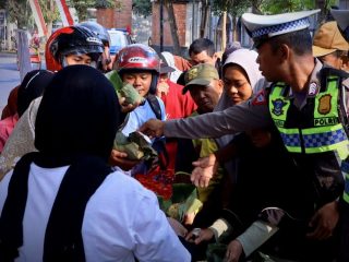 Program Dahar Gratis, Polres Trenggalek Siapkan 100 Porsi Nasi Pecel untuk Warga