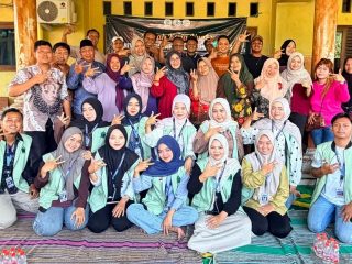 Mahasiswa KKN UIN Kudus Latih Warga Olah Ampas Tahu Jadi Keripik Renyah