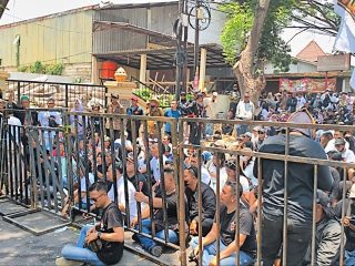 Ribuan Loyalis Sudewo Suarakan Dukungan, Aparat Beri Sekat Jarak 1 Kilometer dari Pengadilan
