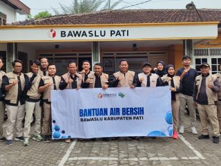 Bawaslu Pati Distribusikan Air Bersih, Wujudkan Demokrasi Lewat Peduli Sosial