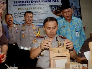 Tinjau Pelatihan Tenaga Linting Tembakau, Kapolres Trenggalek Kunjungi PR Alfi Putra 